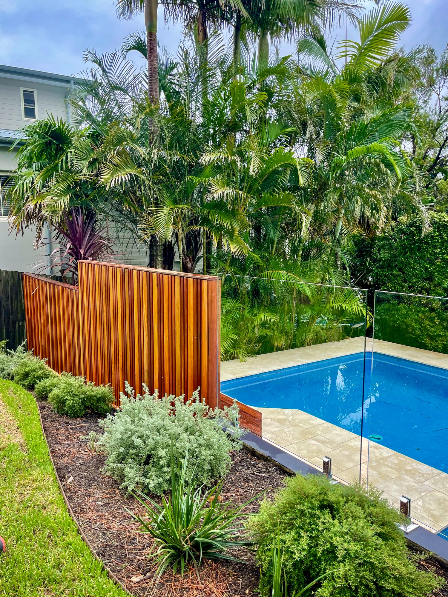 pool-garden-timber-screen-landscaping Pool garden with timber privacy screen and native planting