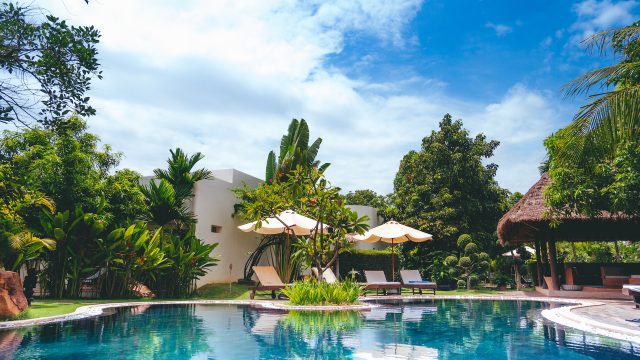 5 Pool Renovation Ideas That’ll Knock Everyone’s Socks Off